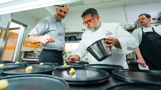 Světový fine dining za zlomek ceny. Michelinští kuchaři hostovali v&nbsp;Česku