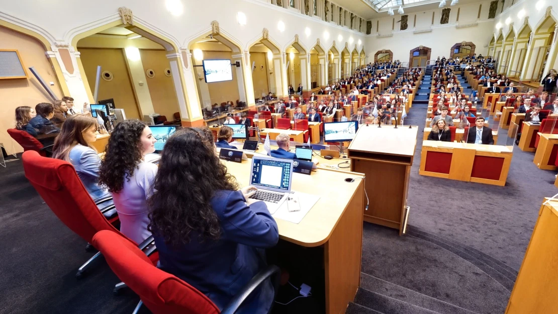 Ze studentů diplomati. Hrad vítá desátý ročník konference, kde mladí zažívají fungování OSN