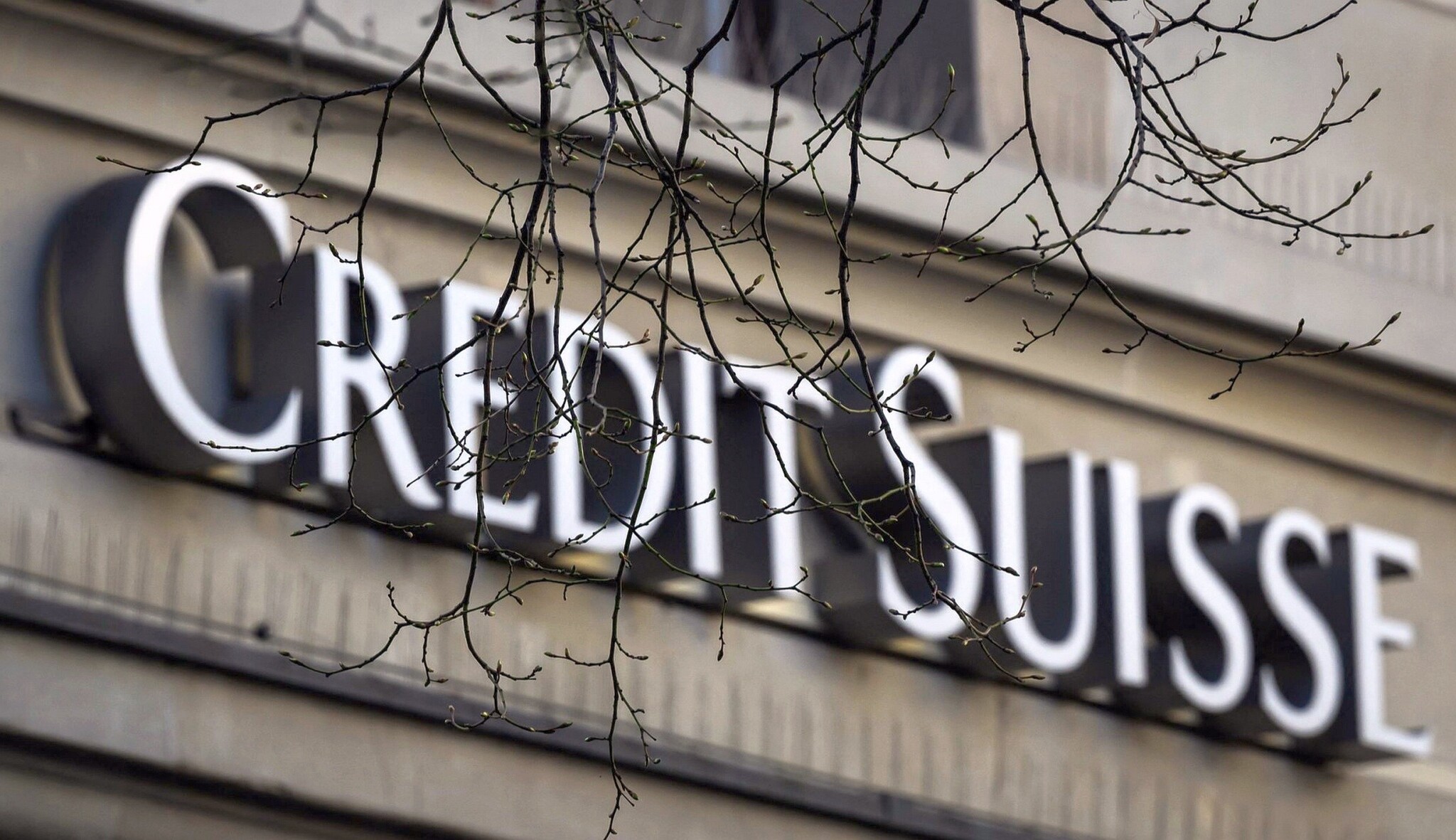 Credit Suisse si půjčí od centrální banky až 1,2 bilionu korun. Evropské akcie posílily