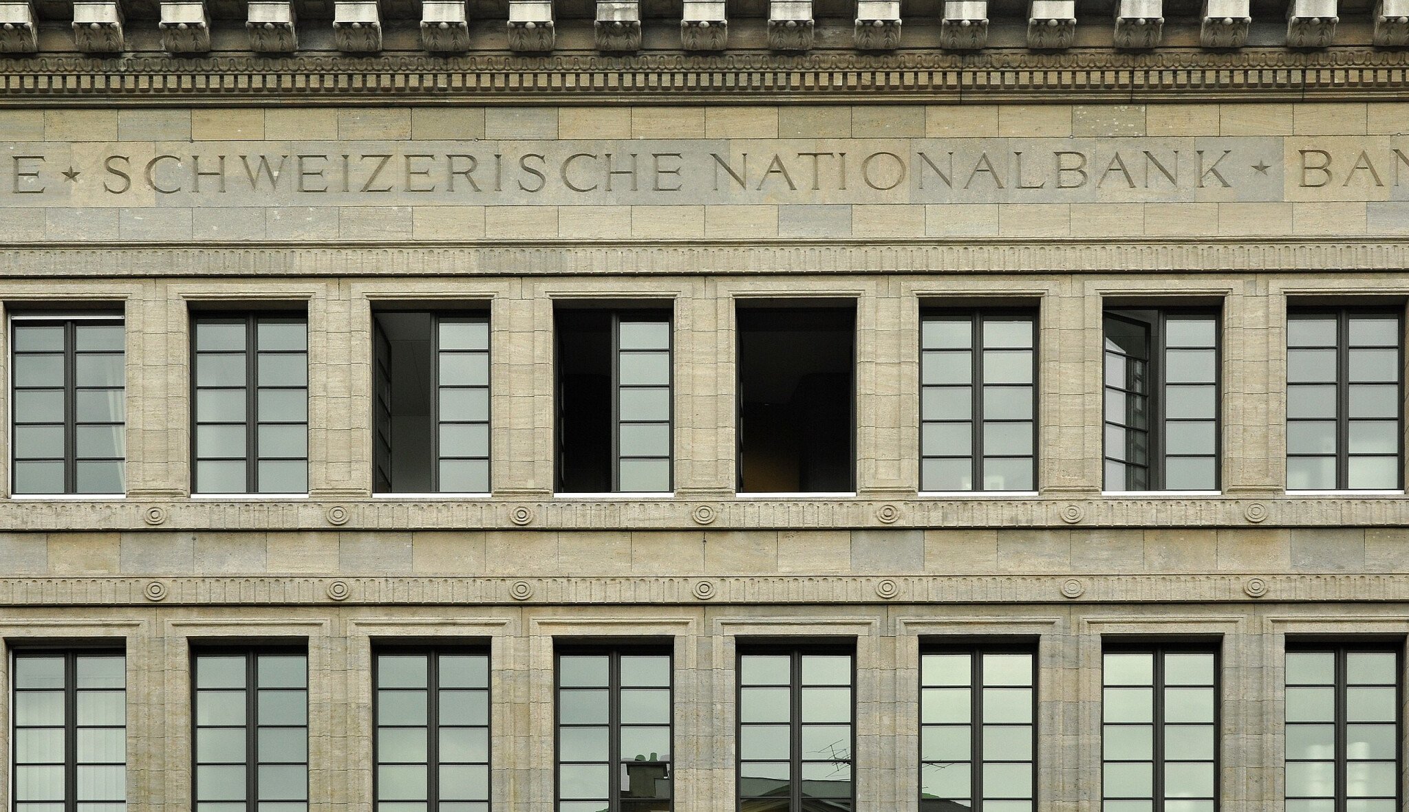 Švýcarská centrální banka zvyšuje úroky. Důvodem je boj s inflací