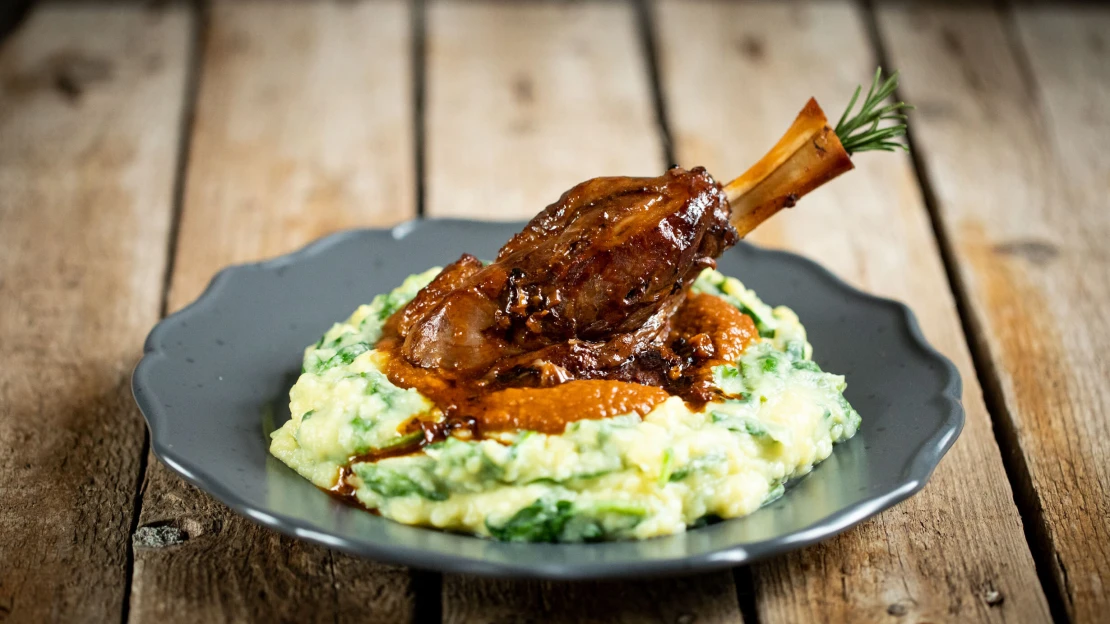 Fantastický jarní comfort food: jehněčí kolínko & špenátové pyré s medvědím česnekem