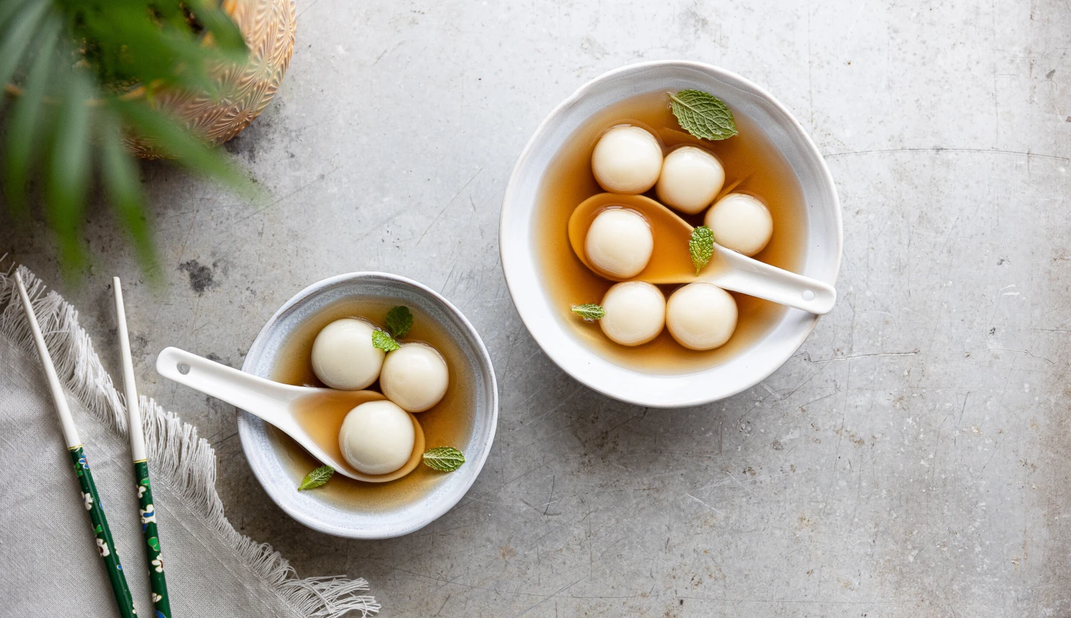 Polévka jako dezert. Čínské rýžové kuličky Tang Yuan ve sladké zázvorové polévce