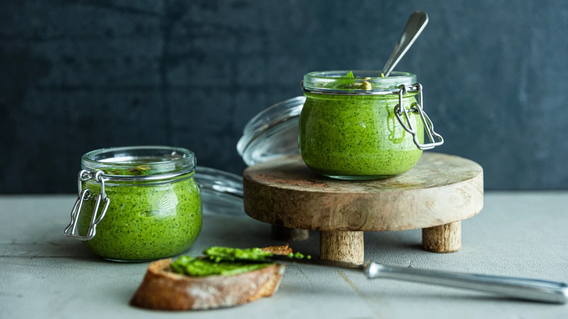 Listy, co nepatří na kompost. Ředkvičkové pesto na chlebíčky, do baget i na těstoviny