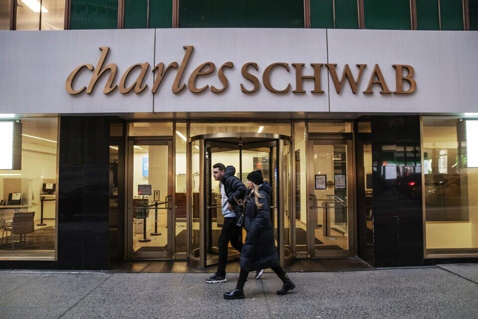Bilionová ztráta. Akcie banky Charles Schwab zažily největší propad od 1987