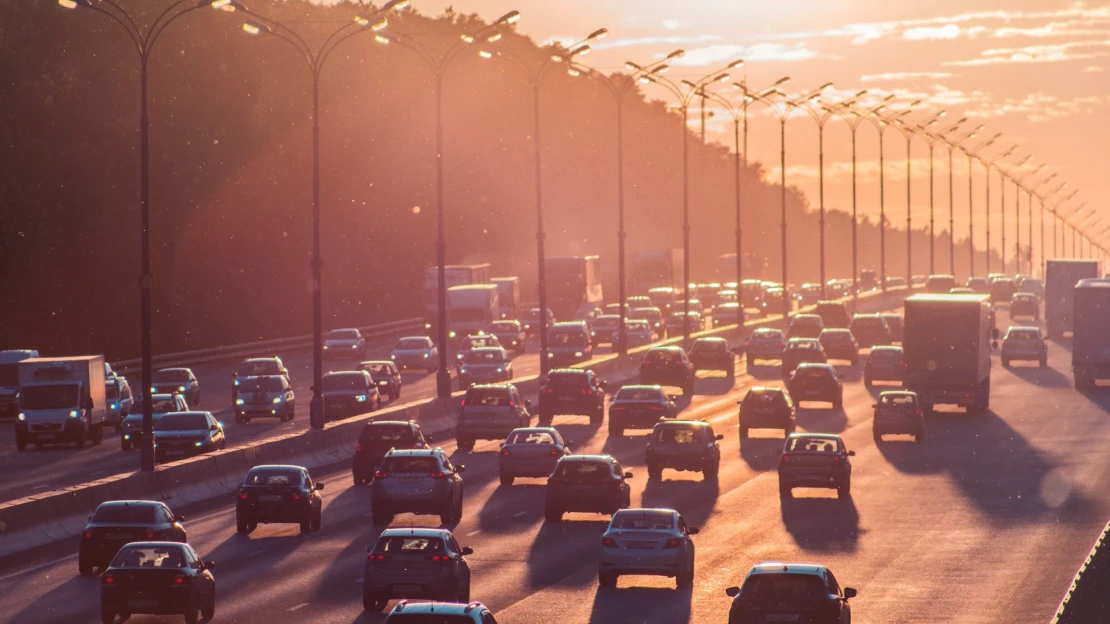 Emisní povolenky v dopravě i změny řidičáků. Spalovacím motorům zvoní v Evropě hrana