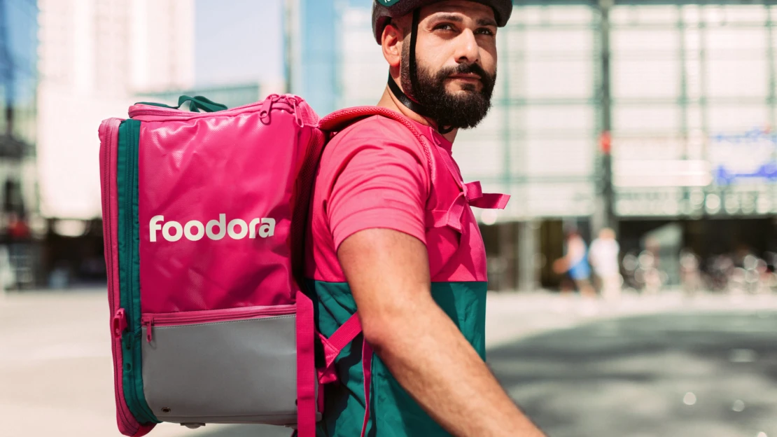 Dáme jídlo v novém kabátu. Doručovací platforma změní barvy a jméno na foodora