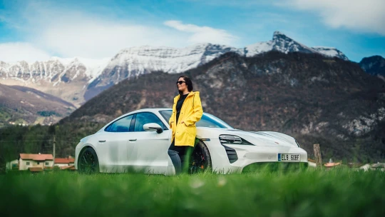 Až na vrchol. Jak se elektrické Porsche popralo se 3000km roadtripem?