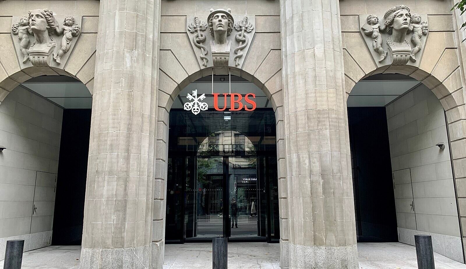 Švýcarská vláda pomůže UBS s převzetím Credit Suisse. Je připravená dát až devět miliard franků