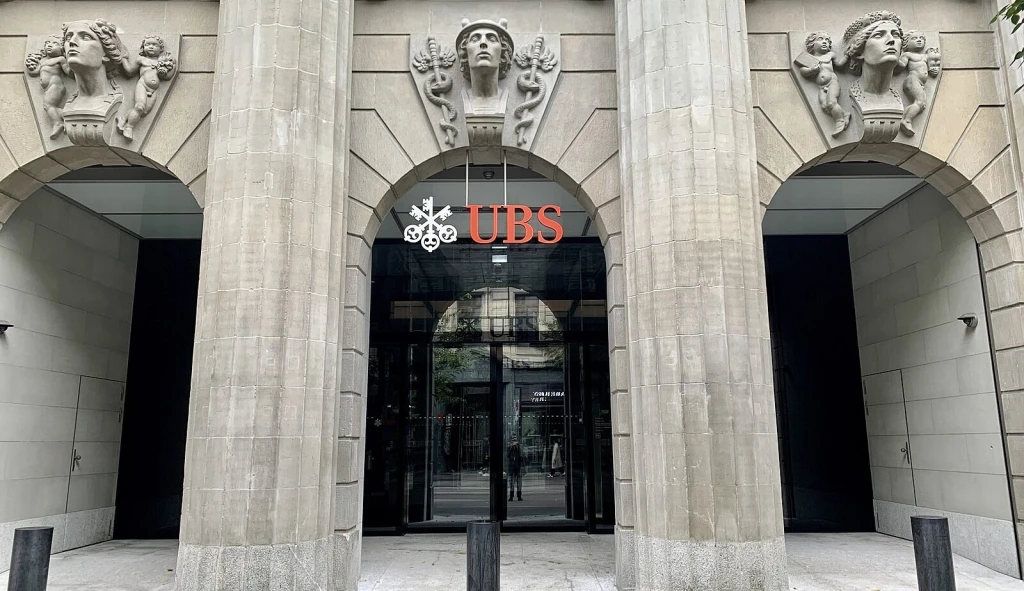 UBS hlásí ztráty. Největší švýcarské bance klesl čtvrtletní zisk o&nbsp;více než polovinu.