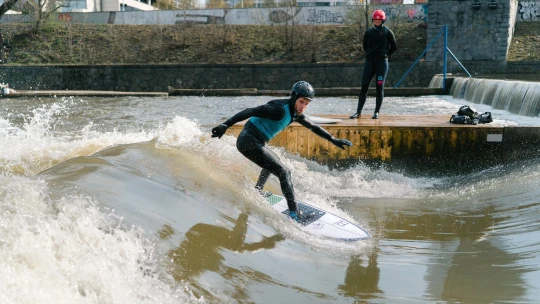 Na správné vlně. Na Štvanici otevřeli první pražský prostor pro riversurfing