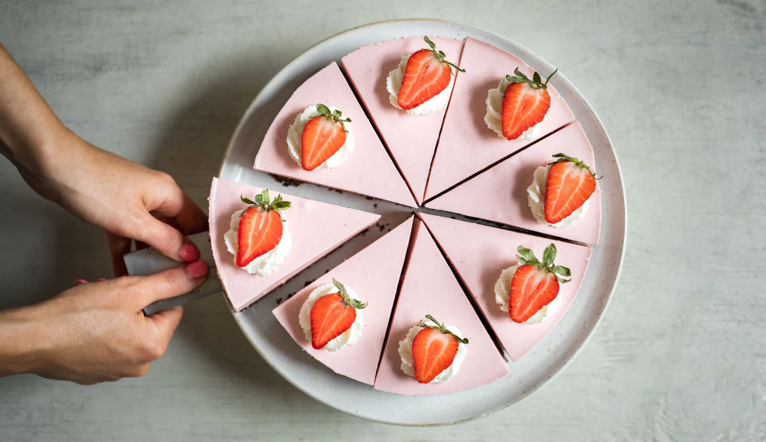 Růžová předzvěst léta: nepečený jahodový koláč s tvarohem
