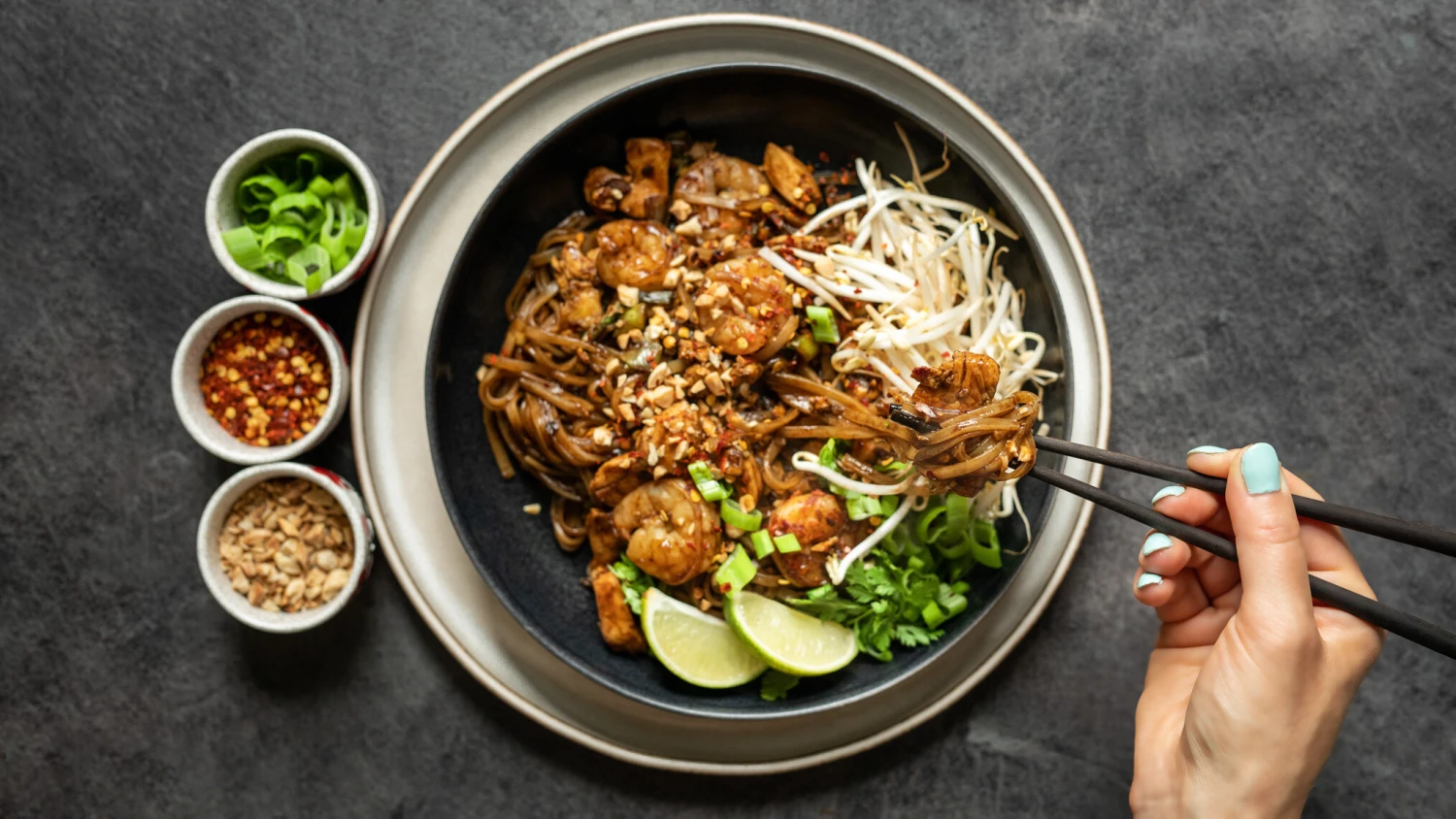Lepší než take-away: naučte se rychlý domácí pad thai s kuřetem & krevetami