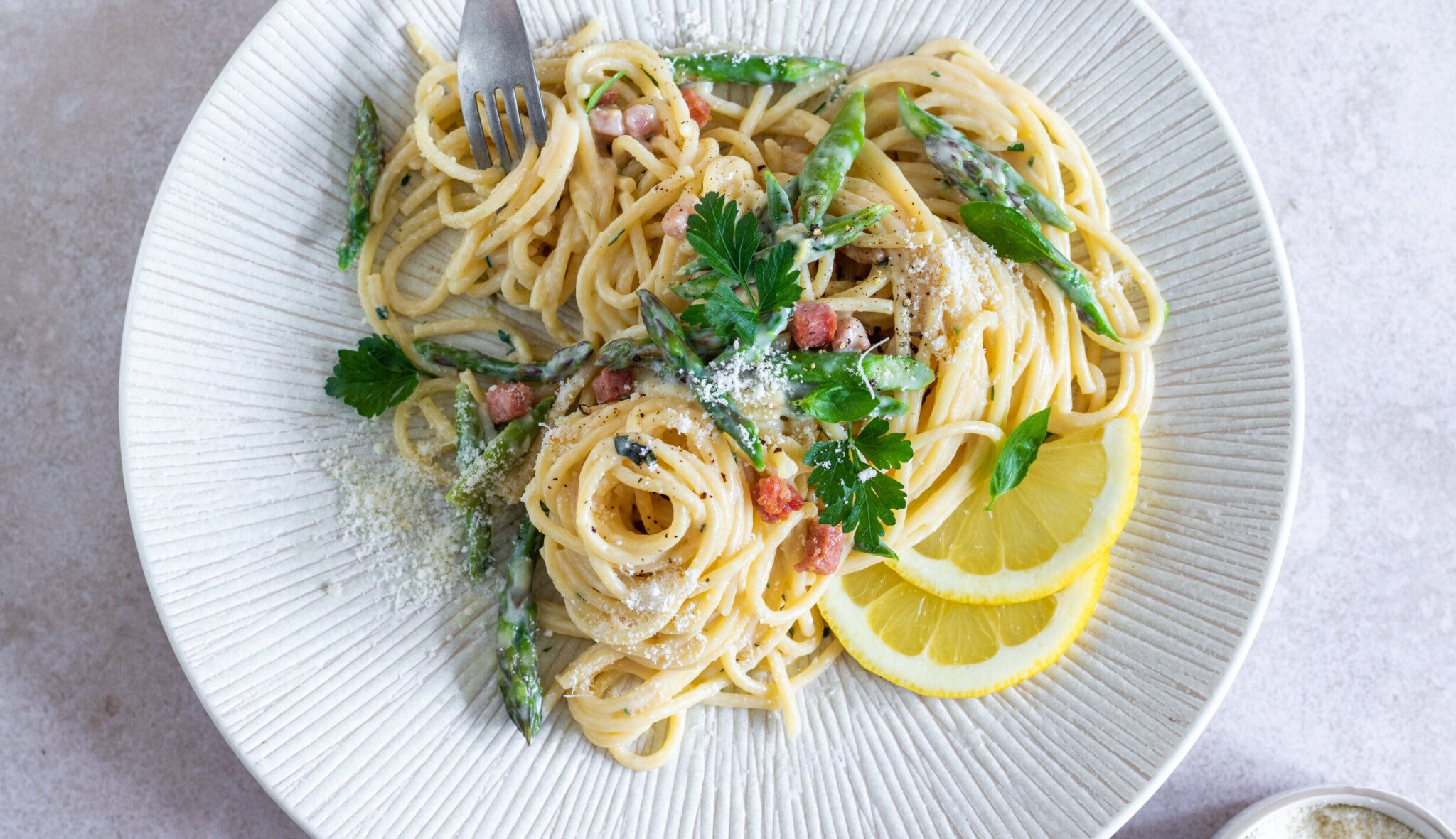 Král zeleniny přichází na trůn. Vychutnejte si chřest v jarní verzi špaget carbonara