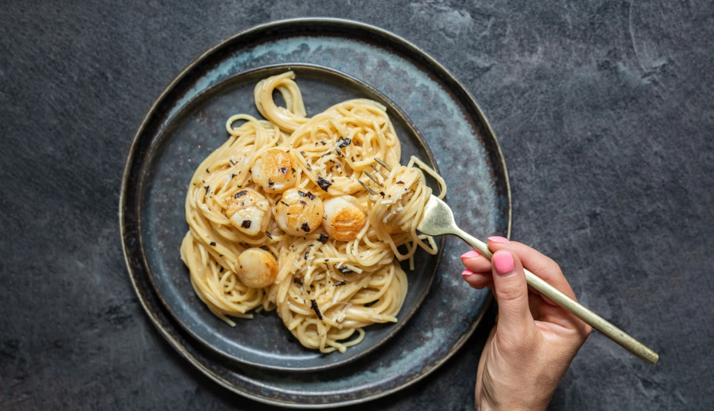 Svátek práce – ⁠jídlo bez práce. Na krémové miso špagety vám stačí 10 minut &amp; 7 surovin