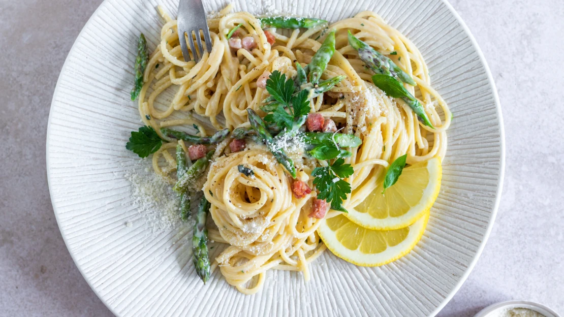 Král zeleniny přichází na trůn. Vychutnejte si chřest v jarní verzi špaget carbonara