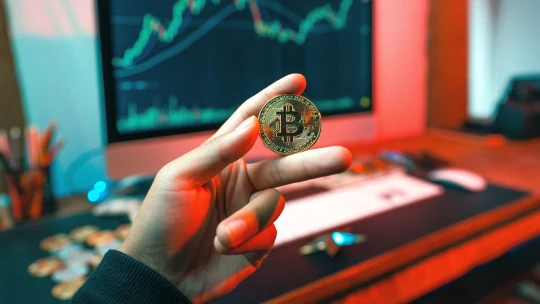 Bitcoin překonal hranici 95 tisíc dolarů. Jeho hodnota se letos více než zdvojnásobila