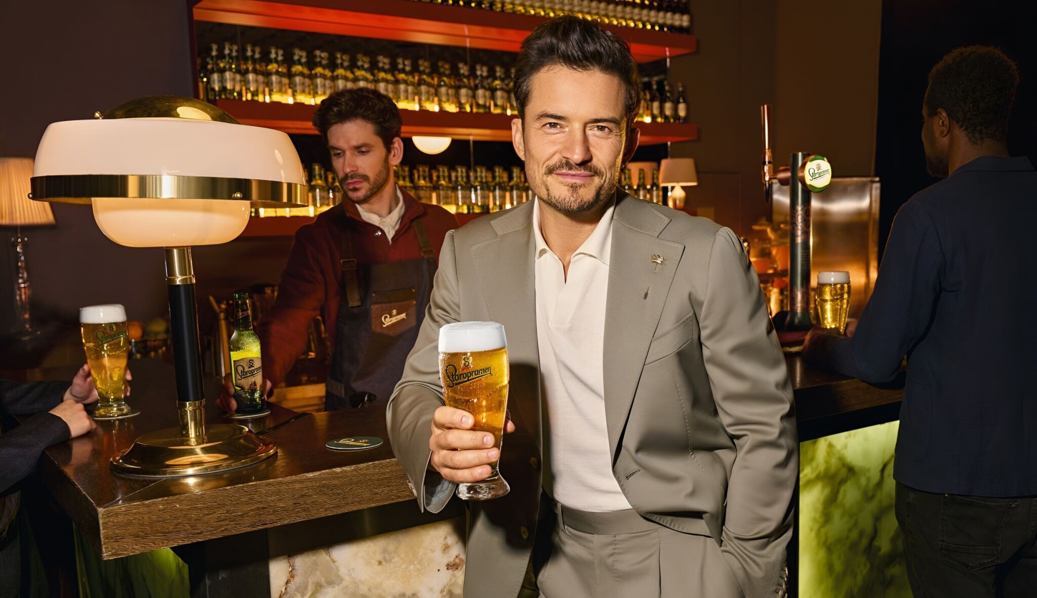 Orlando Bloom v reklamě na Staropramen. Ukazuje lidem kouzlo piva i Prahy