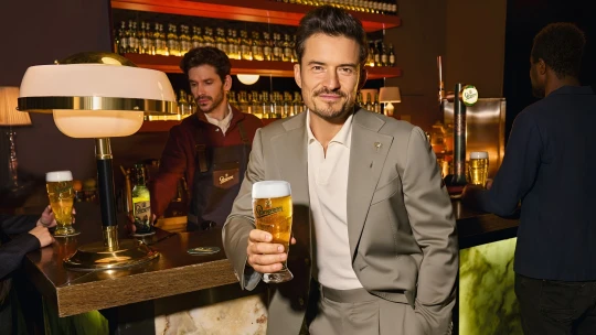 Legolasovi zachutnalo české pivo. Orlando Bloom bude ambasadorem Staropramenu