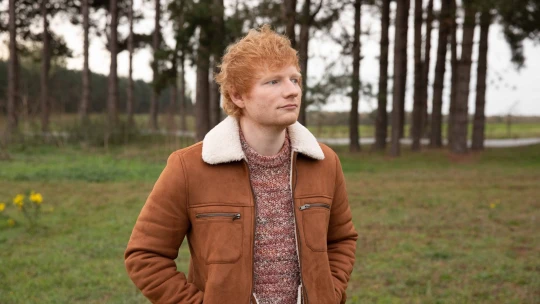 Ed Sheeran zpívá poprvé o&nbsp;depresi. Skrz otřepanou hudbu a&nbsp;texty plnými klišé