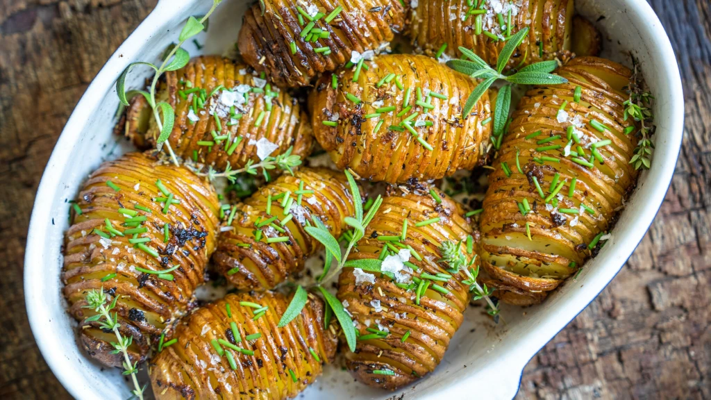 Skromná surovina v geniální úpravě. Česnekové brambory hasselback