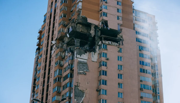 Zničená budova v Kyjevě, válka na Ukrajině