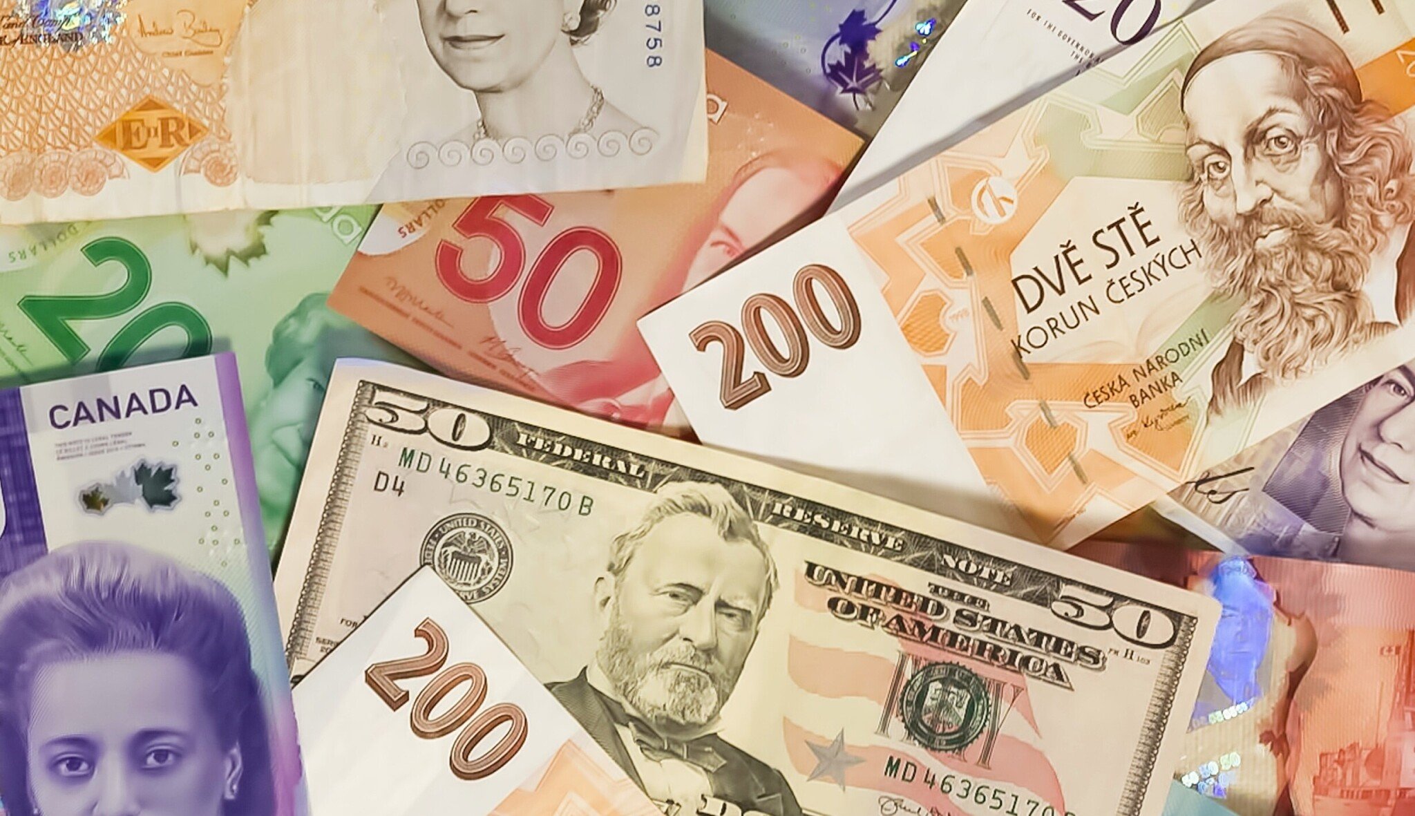Nejslabší kurz za rok a čtvrt. Česká měna si vůči euru i dolaru pohoršila