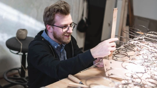 Začínal doma v kuchyni, nyní na ponku oživuje ikonické designovky