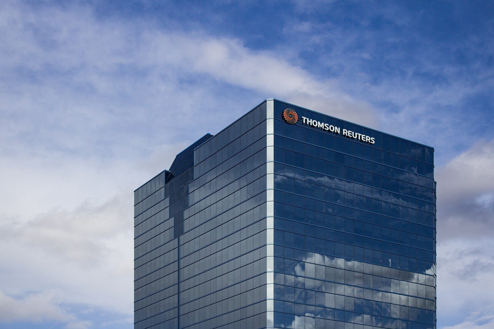 Thomson Reuters ve čtvrtletí zvýšil tržby i zisk. Potvrdil celoroční výhled