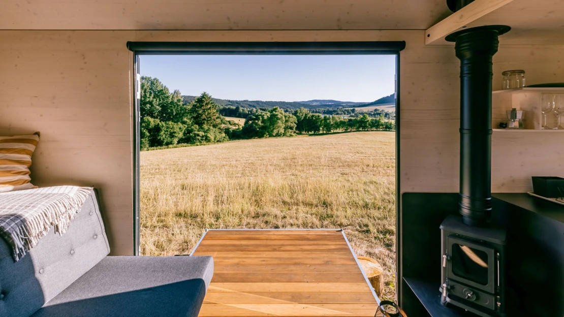 Lesy, hvězdy a soběstačný domek. Tiny house Silverboy je důvod k výletu do Sudet