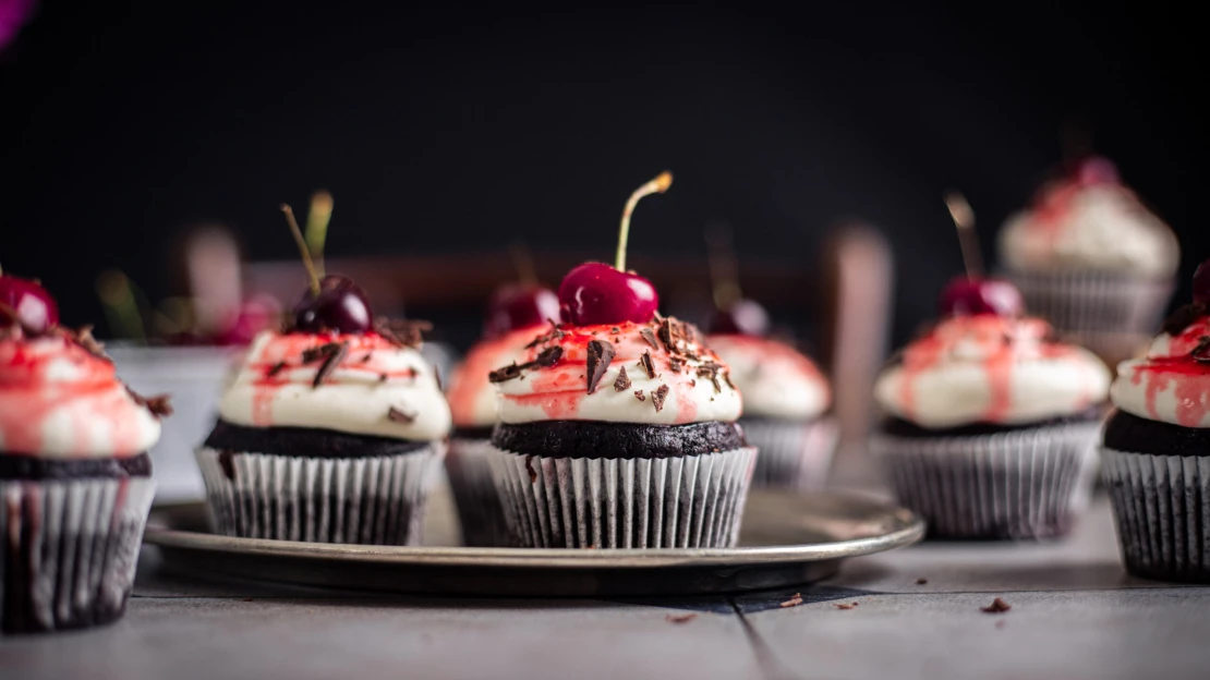 Jó, třešně zrály. A nejlépe vynikly ve šťavnatých black forest cupcakes