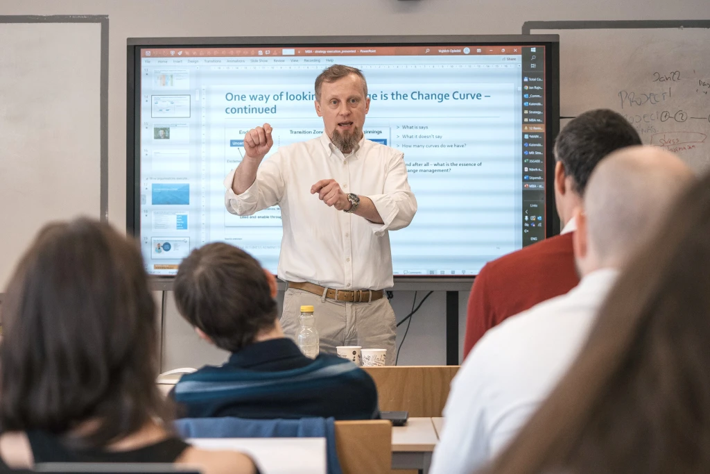 Bereme jen profíky, kteří chtějí dostat byznysové dovednosti na další úroveň, říká ředitel MBA programu na VŠE