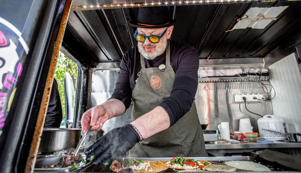 Vařil v Puppu i&nbsp;pro prezidenty. Teď křižuje Česko ve foodtrucku s&nbsp;autentickým tacos