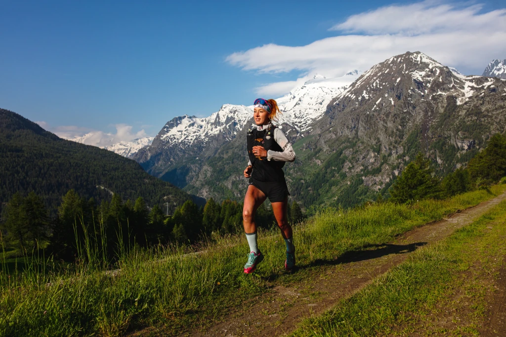 Milionový (pří)běh. Herečka běží tisíce kilometrů Alpami, vybírá na pomoc nemocným dětem