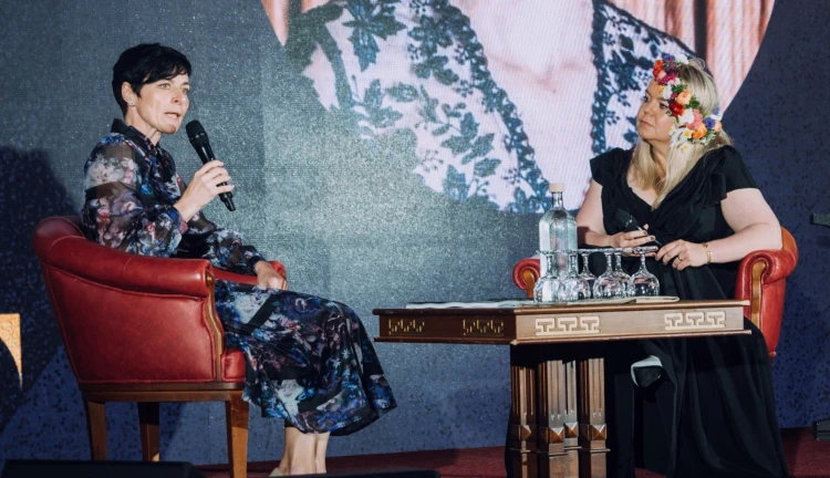 Lenka Bradáčová v debatě s Irenou Cápovou na Forbes Women's Gala v Mariánských lázních