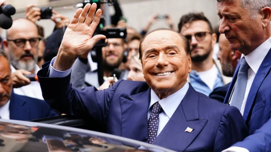 Takhle šel život se Silviem Berlusconim. Kde kontroverzní miliardář k&nbsp;penězům přišel?