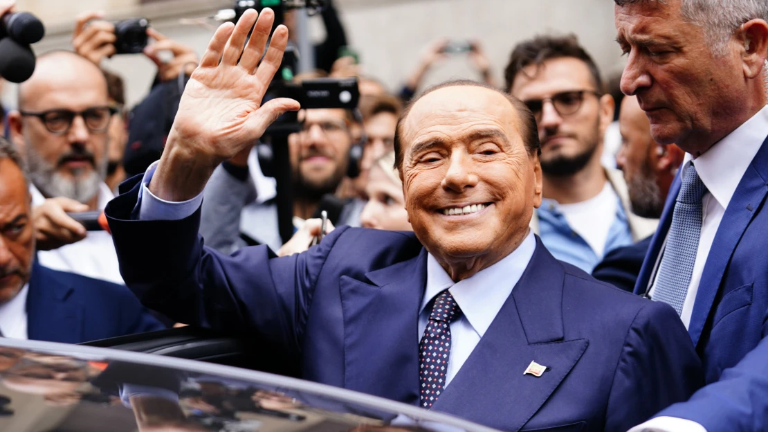 Takhle šel život se Silviem Berlusconim. Kde kontroverzní miliardář k penězům přišel?