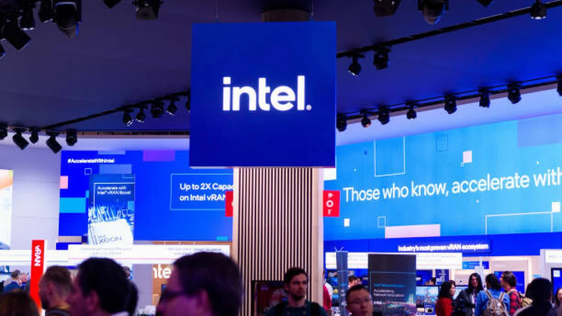 Intel zakončil loňský rok v zisku. Výhled ale zaostal za odhady