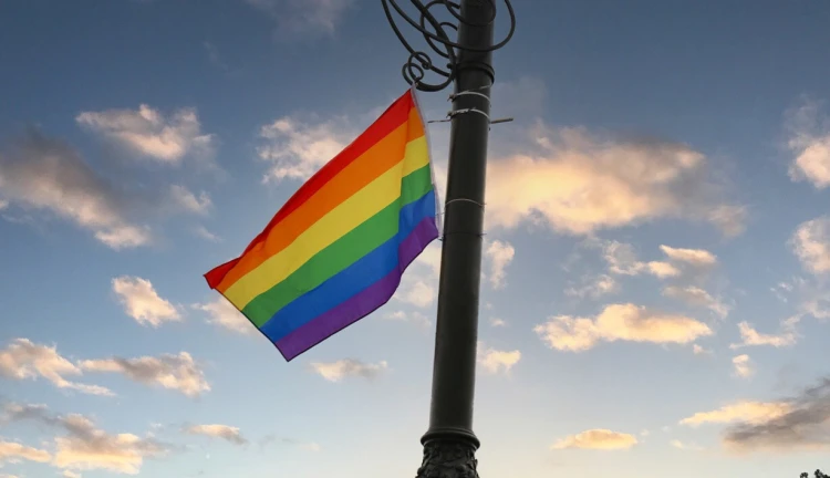 vlajka LGBTQ+ komunity, manželství pro všechny, same-sex marriage, duhová vlajka
