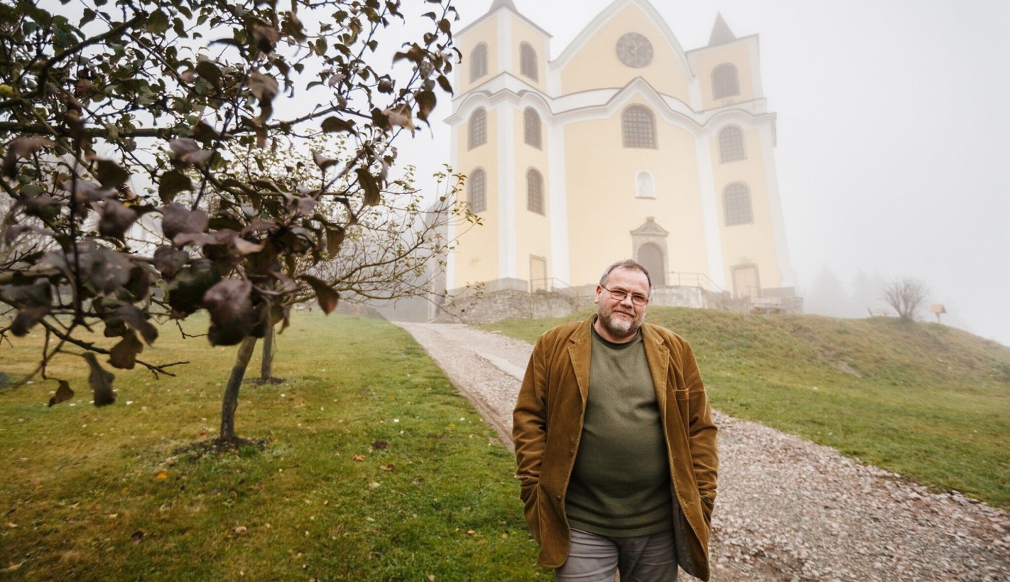 Prezident vyznamenal i „faráře v bagru“. Zničený Neratov proměnil v unikátní místo