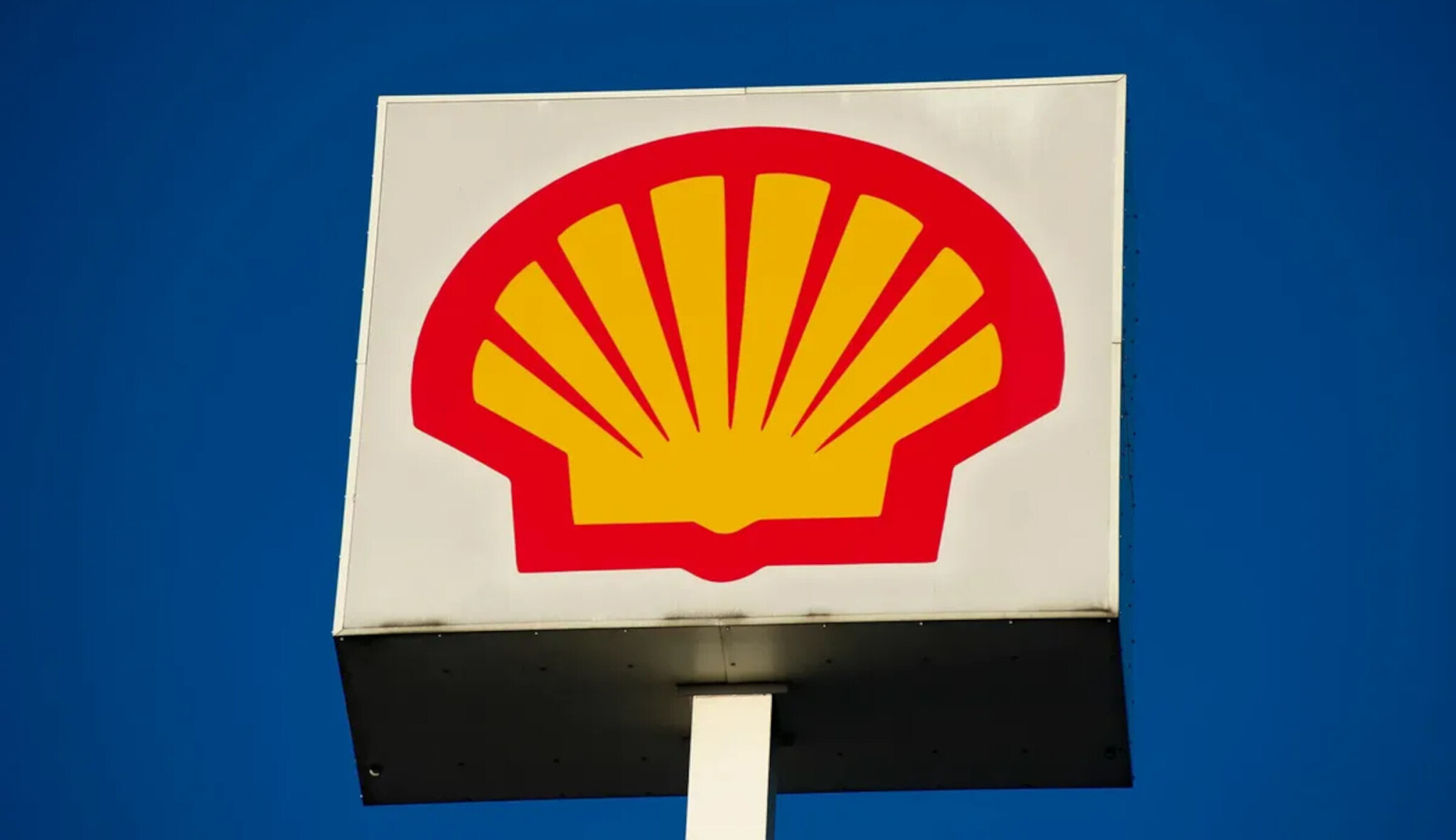 Shell klesl čtvrtletní zisk o pětinu na 7,7 miliardy dolarů. Překonal však odhady