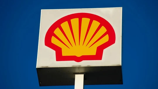 Shell stáčí kormidlo zpět k&nbsp;fosilním palivům. Nečekané, ale racionální, říká analytik