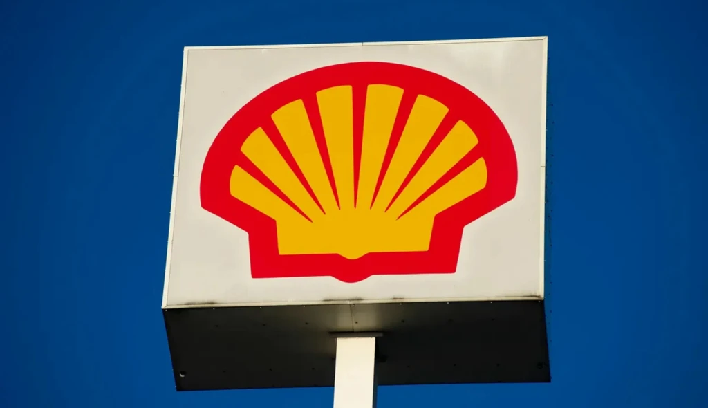 Shell stáčí kormidlo zpět k&nbsp;fosilním palivům. Nečekané, ale racionální, říká analytik