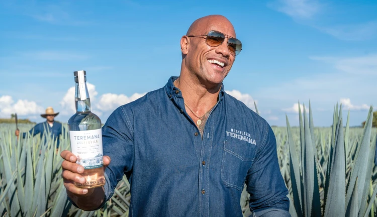 Dwyane „The Rock“ Johnson s lahví své značky tequily