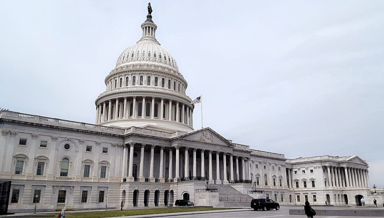 Američtí poslanci schválili pozastavení dluhového stropu. Zákon projedná senát