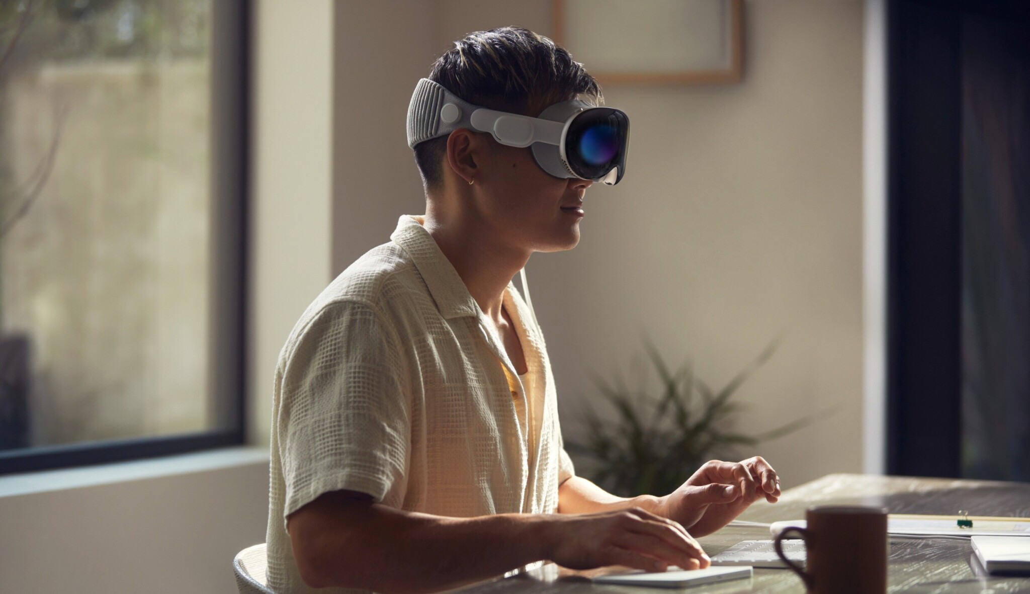 Apple představil soupravu pro rozšířenou virtuální realitu Apple Vision Pro