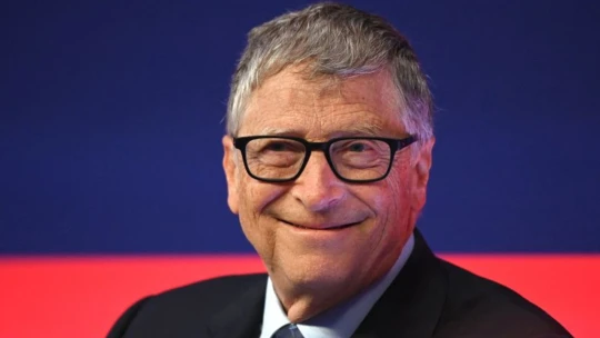 Bill Gates po&nbsp;33 letech vypadl z&nbsp;první desítky nejbohatších lidí světa