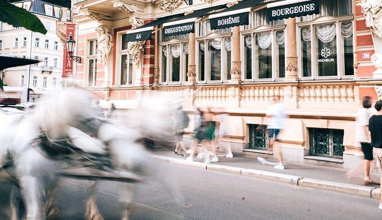 Fine dining, tajná kolonáda i káva v růžovém baru. Kde jíst a pít ve Varech?