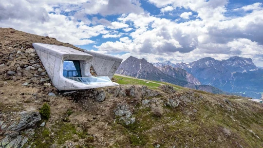 Muzeum v&nbsp;hoře, vinařství pod štíty Dolomit. Zapomeňte na GPS a&nbsp;vydejte se po&nbsp;stopách architektury 