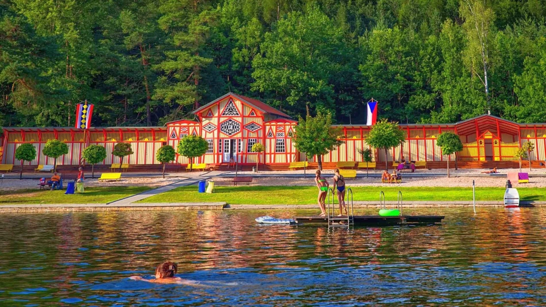 Kam k vodě? Pět tipů na koupání v kulisách krásné architektury