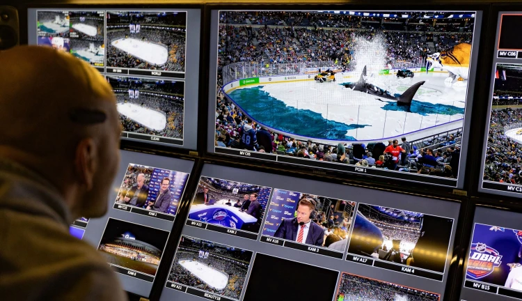 Režisér kontroluje doprovodný program na zápase NHL